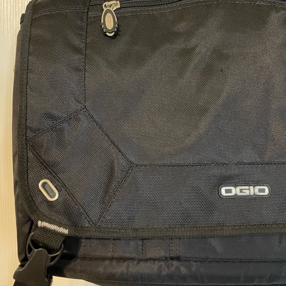 OGIO City Corp black messenger laptop travel bag